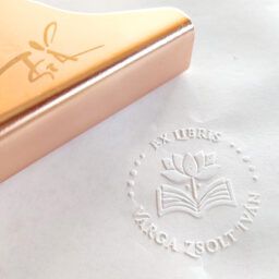 Ex libris dombornyomó és szárazbélyegző használat közben könyvjelölésre